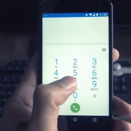 Illustration montrant comment écrire un numéro de téléphone international avec un exemple incluant le préfixe +33 et des icônes représentant la communication mondiale