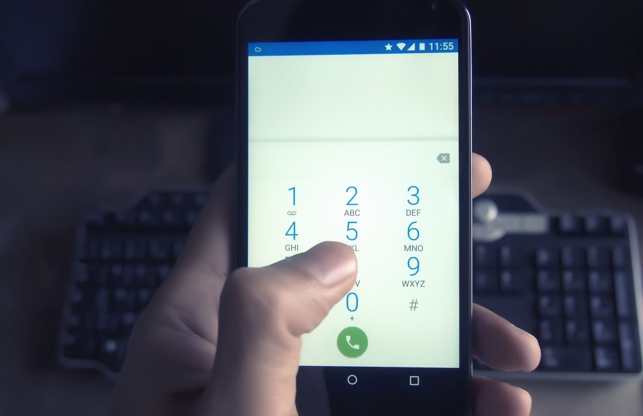 Illustration montrant comment écrire un numéro de téléphone international avec un exemple incluant le préfixe +33 et des icônes représentant la communication mondiale