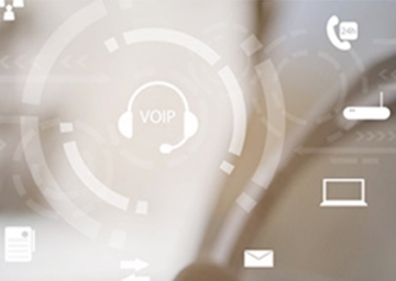 Illustration montrant le processus de choix d’une solution VoIP pour les entreprises, avec des icônes représentant la communication et la connectivité
