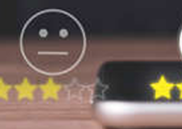 Illustration montrant l’amélioration de la satisfaction client grâce à une solution VoIP et au Quality Monitoring, avec des outils comme un tableau de bord et des indicateurs de performance