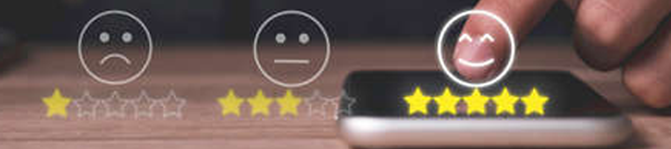 Illustration montrant l’amélioration de la satisfaction client grâce à une solution VoIP et au Quality Monitoring, avec des outils comme un tableau de bord et des indicateurs de performance
